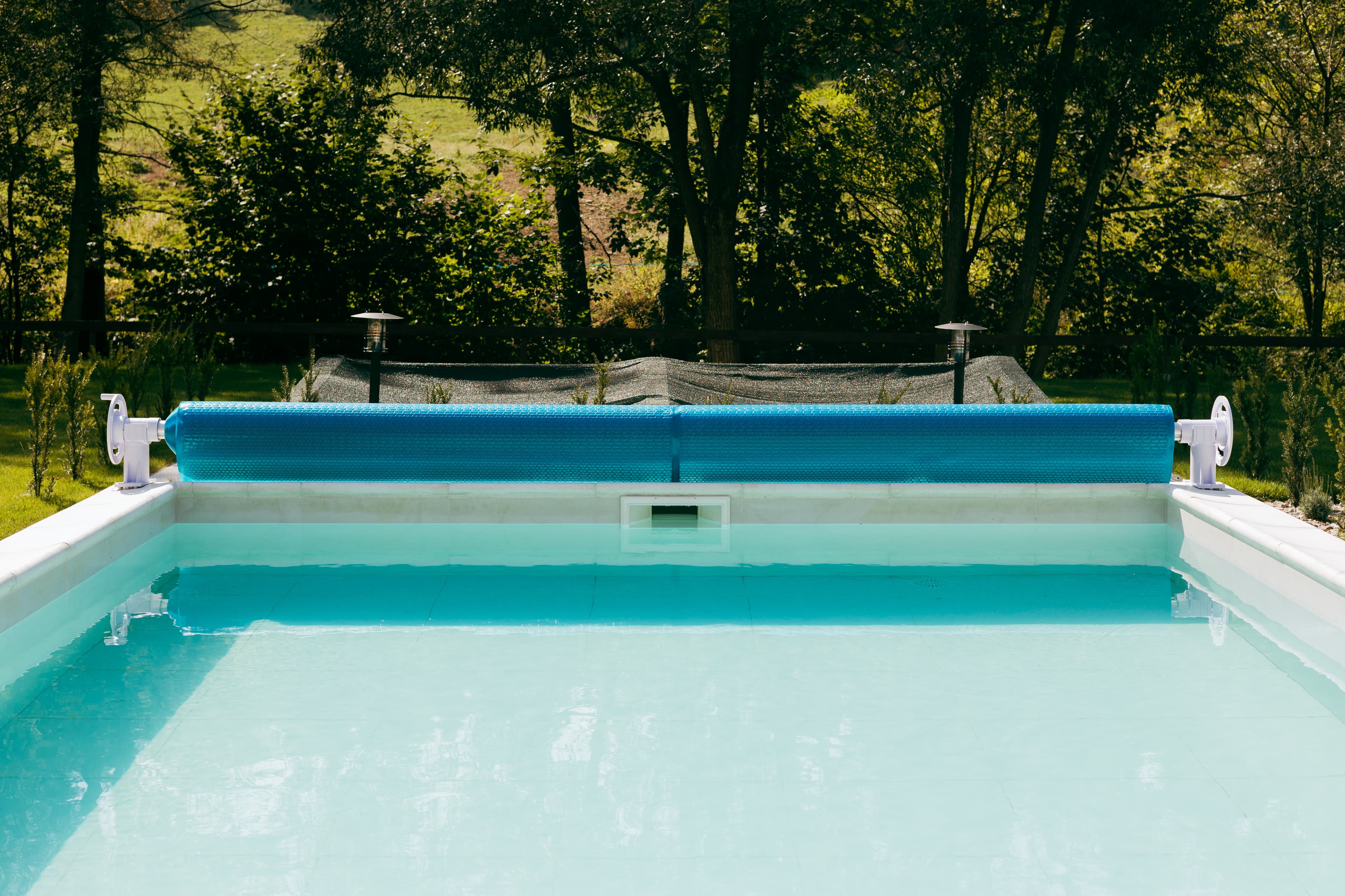 Comment couvrir une piscine de forme libre ?