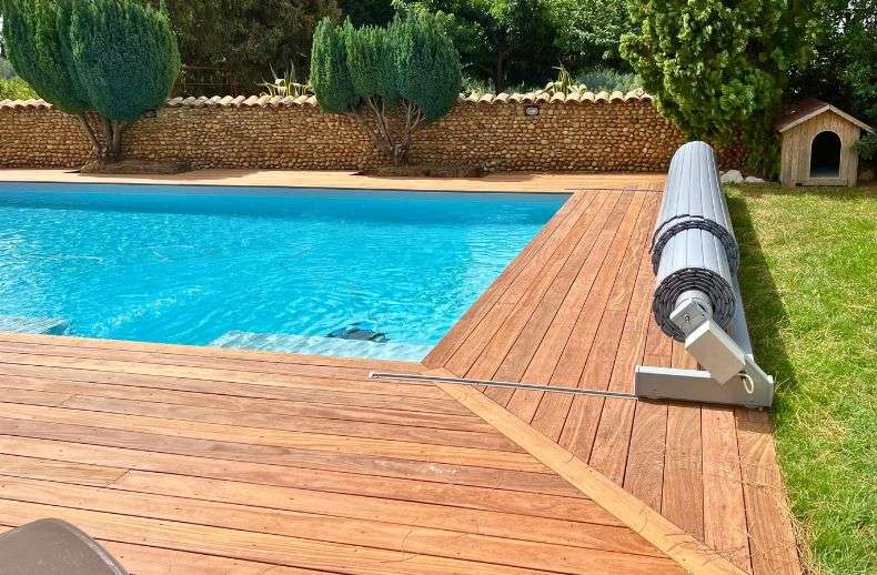 Couverture automatique piscine : avantages et inconvénients